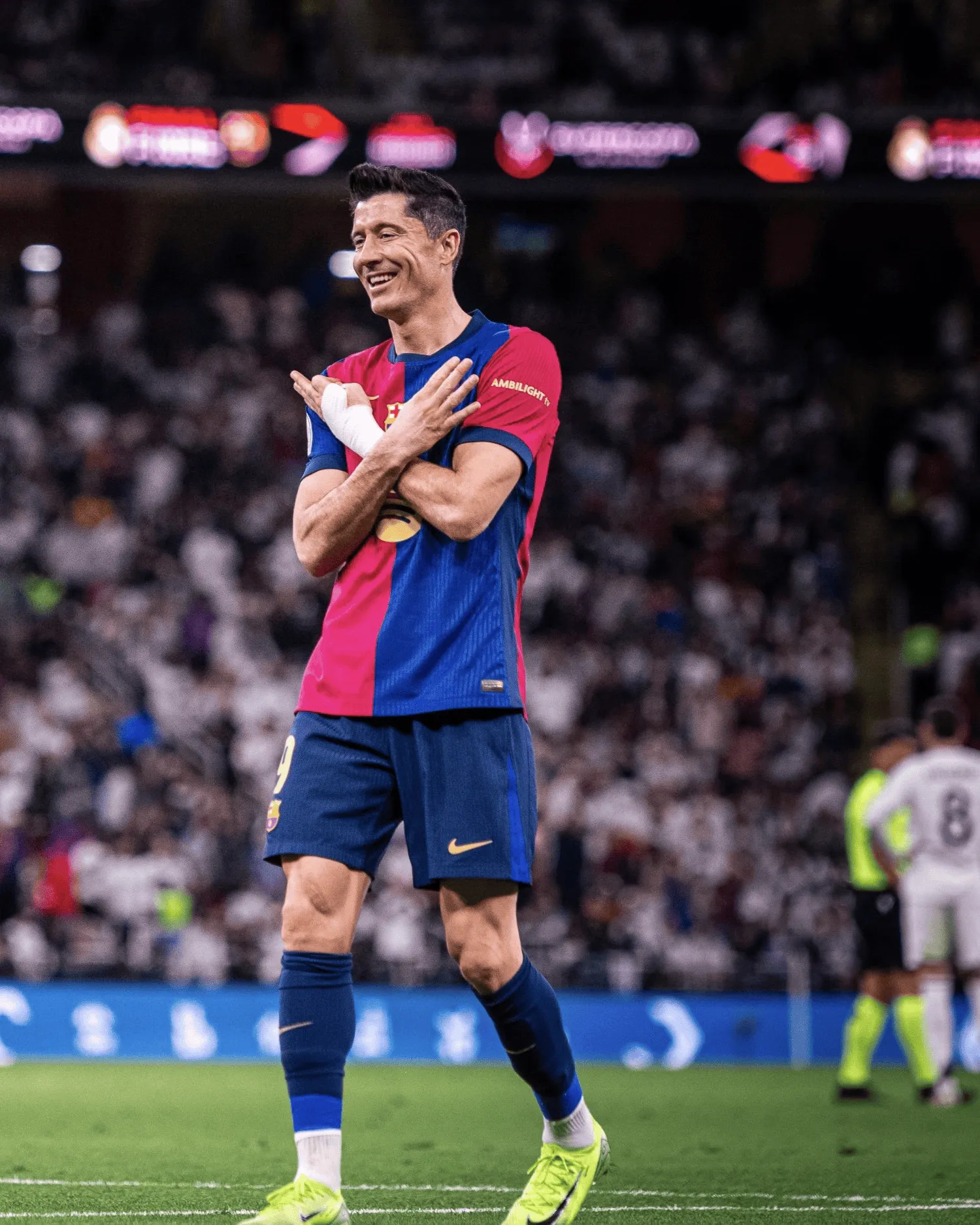 爱游戏游戏 -包含莱万多夫斯基迎来七赛季出色发挥，中国队观众热烈欢呼！的词条