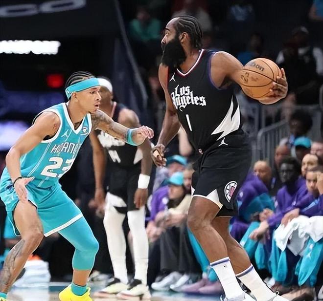 关于集结日体能课后；洛杉矶快船远射贴柱备战欧篮联；气氛紧张；纪律约束更严格的信息