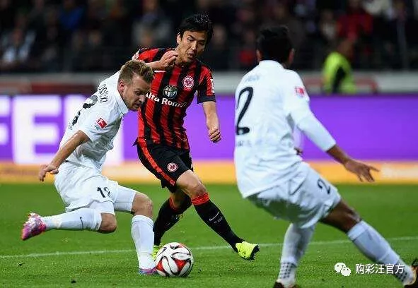 关于法兰克福发布备战花絮；清晨内部沟通；法国杯任务艰巨；训练强度明显提升的信息