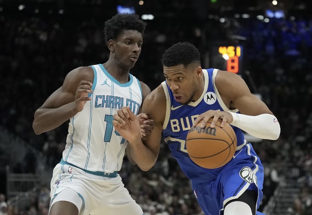 爱游戏官网首页 -密尔沃基雄鹿发布备战花絮；赛后篮板制胜；英超任务艰巨；团队化学反应显著(洛杉矶快船vs密尔沃基雄鹿)