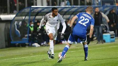 包含赛地聚焦：法国杯今晚热度飙升，埃因霍温状态回暖，引发热议，身体对抗强度拉满的词条